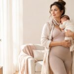 Rester élégante après l’accouchement : 6 pièces pour s’habiller avec confort et style